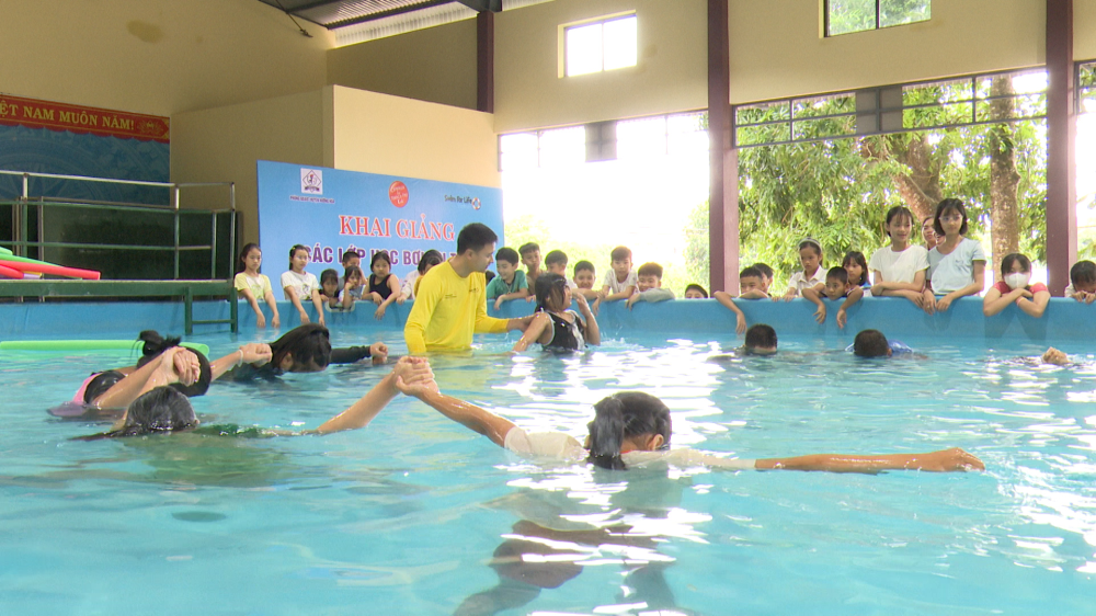 Khai giảng các lớp học bơi an toàn hè năm 2025